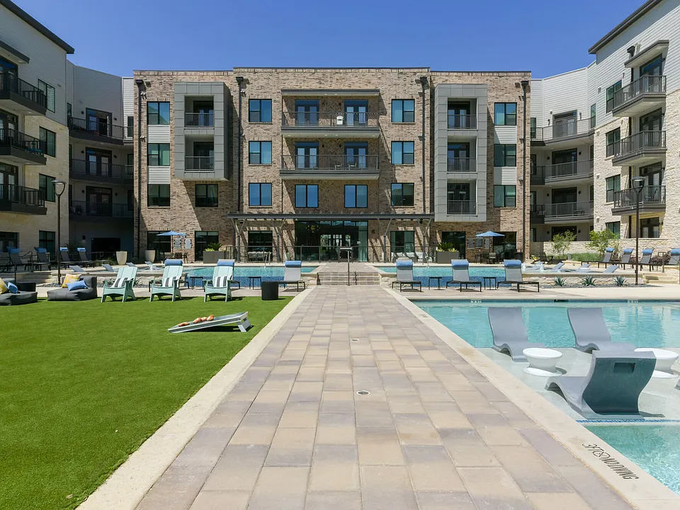 Lenox Grandview apartments community photo