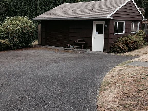 3rd image of 835 S Jackson Ave