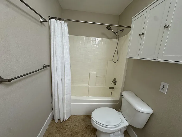 Kid's bathroom:
All new fixtures