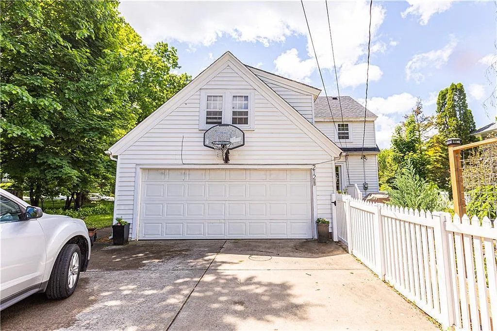 4 bed, 1.5 bath, 2126 sqft, $2,695 — Photo 4