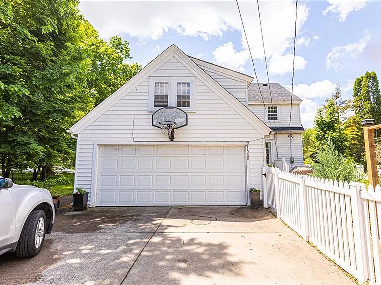 212 Roosevelt Ave — Photo 4