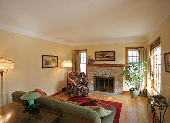 2nd image of 903 Arlington Ave W