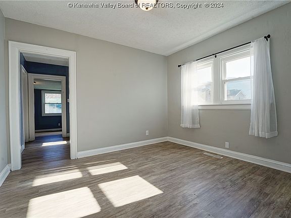 5th image of 110 W Riverview Dr