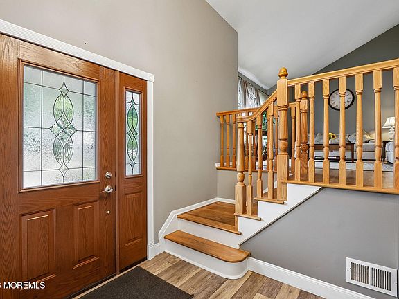 3rd image of 5 Sugarbush Road