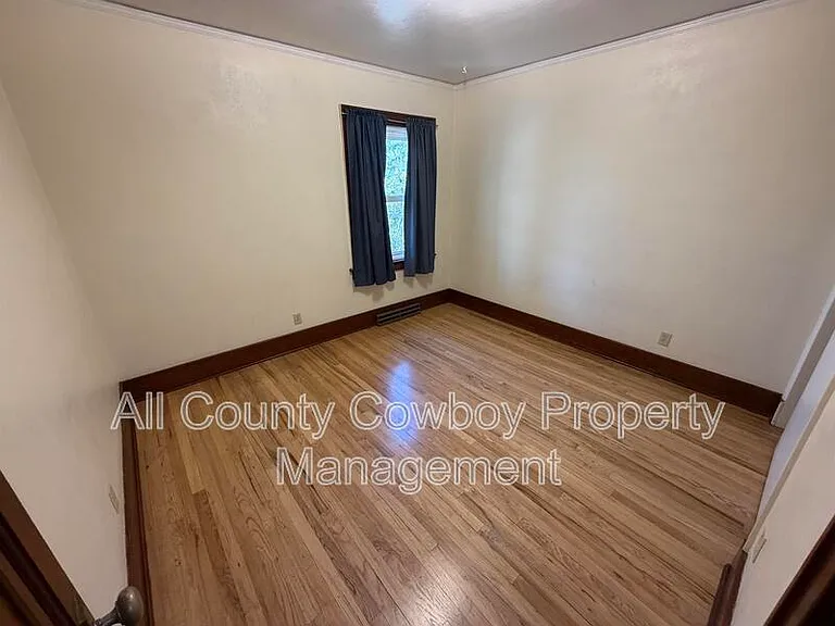 557 N 8th St — Photo 7