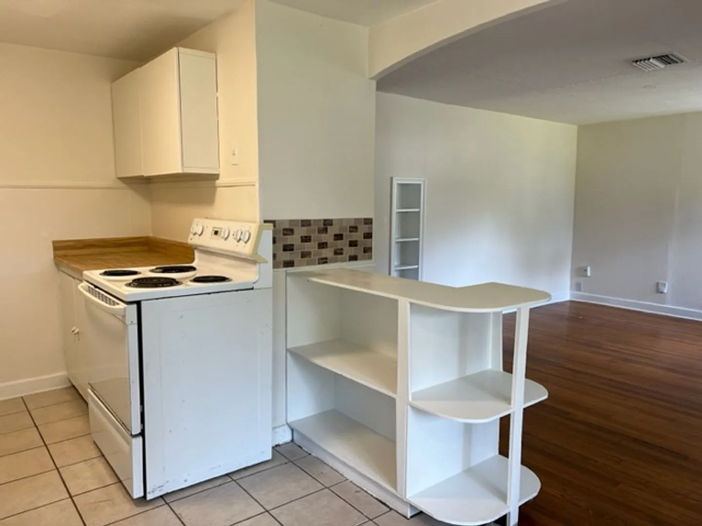 Spacious & bright 1 bed / 1 bath + Enclosed Porch Duplex conveniently located just minutes from D... — Photo 4