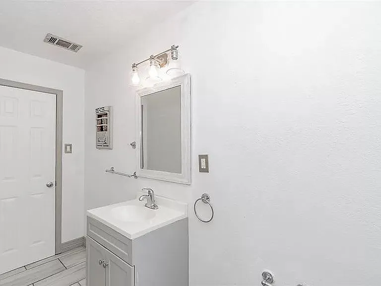 4230 W Broadway St — Photo 21