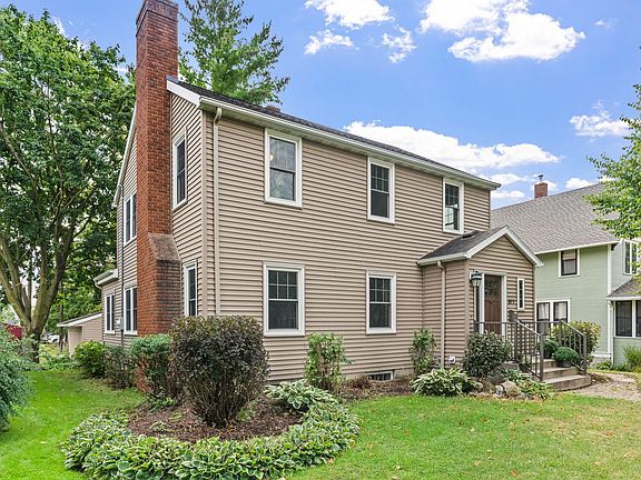 3rd image of 611 2nd St NE
