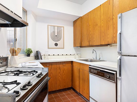 5th image of 522 W End Ave APT 10D