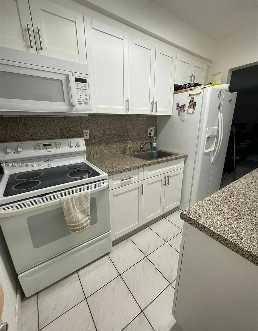 Coral Gardens Condo Bldg — Photo 4
