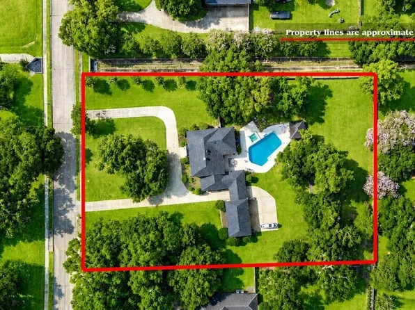 111 Cherrywood Dr, Lake Jackson, TX 77566
