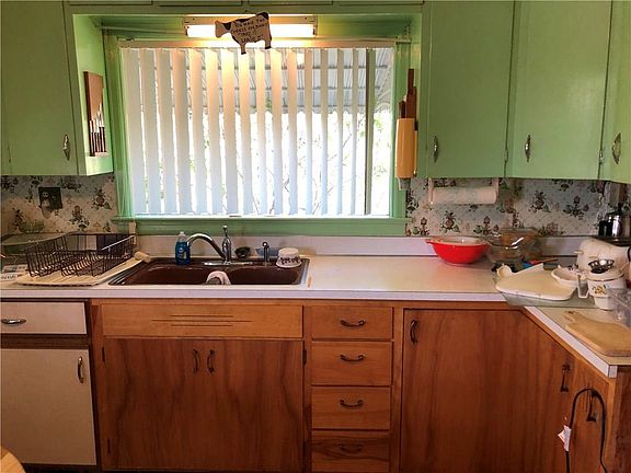3rd image of 301 Hallowell Ln