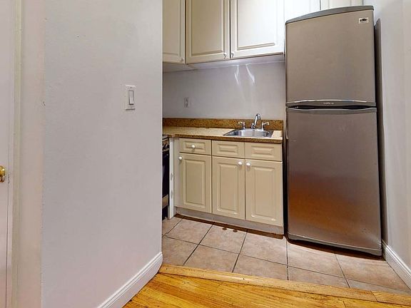5th image of 399 E 78th St APT 1D