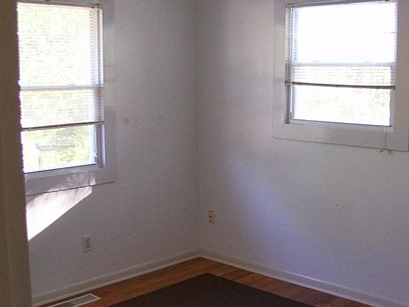3rd image of 2490 Maplehurst Dr