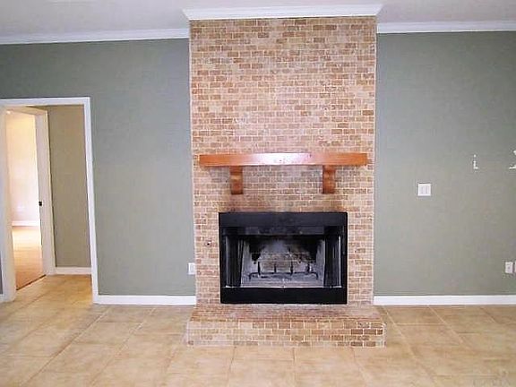 3rd image of 423 Surrey Dr