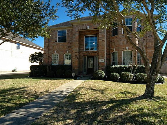 This beautiful brick home in the Springbrook section of Silverlake is awaiting your arrival. You wil