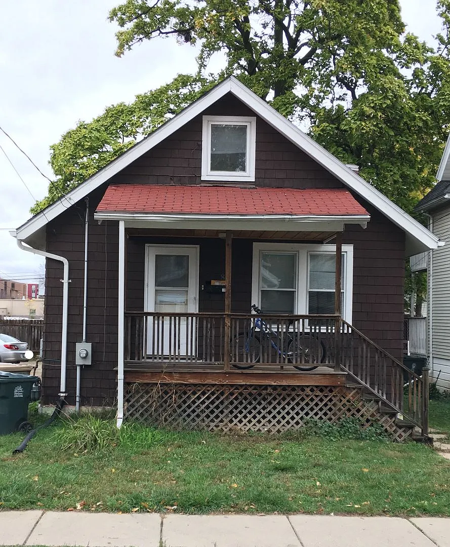 Regent/Mills - 4 bed/2 bath House with parking and A/C! — Photo 1