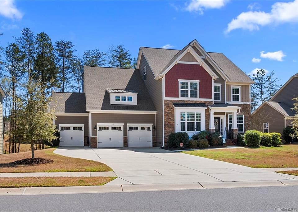 oversize 3 car garage and walk in crawl space