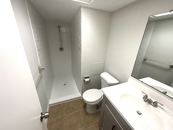 5th image of 610 SE 13th Ct APT A