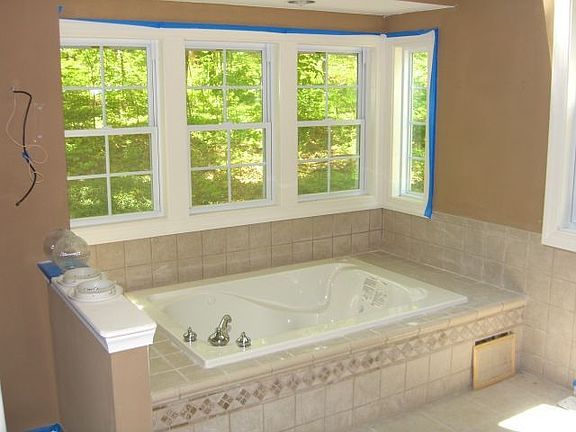MASTER BATH W/JETTED SOAKING TUB