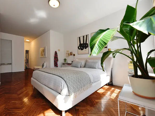 403 West 21st Street image 1 of 12