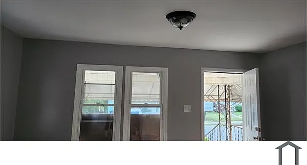 909 N Graham Ave — Photo 3