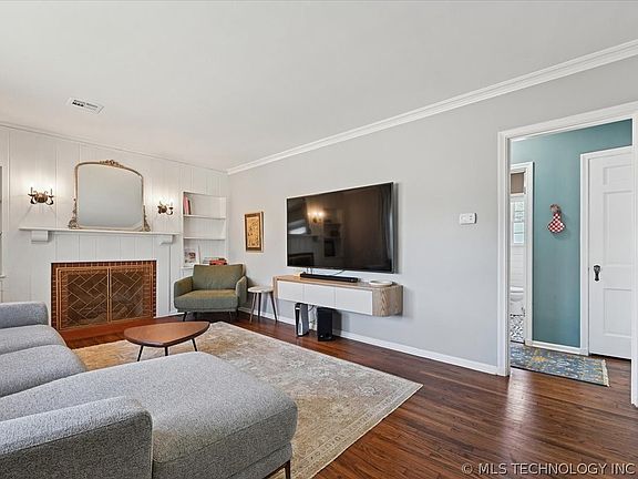 5th image of 1148 S Urbana Ave