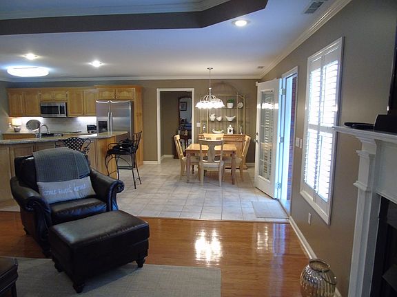 5th image of 352 Kingston Dr