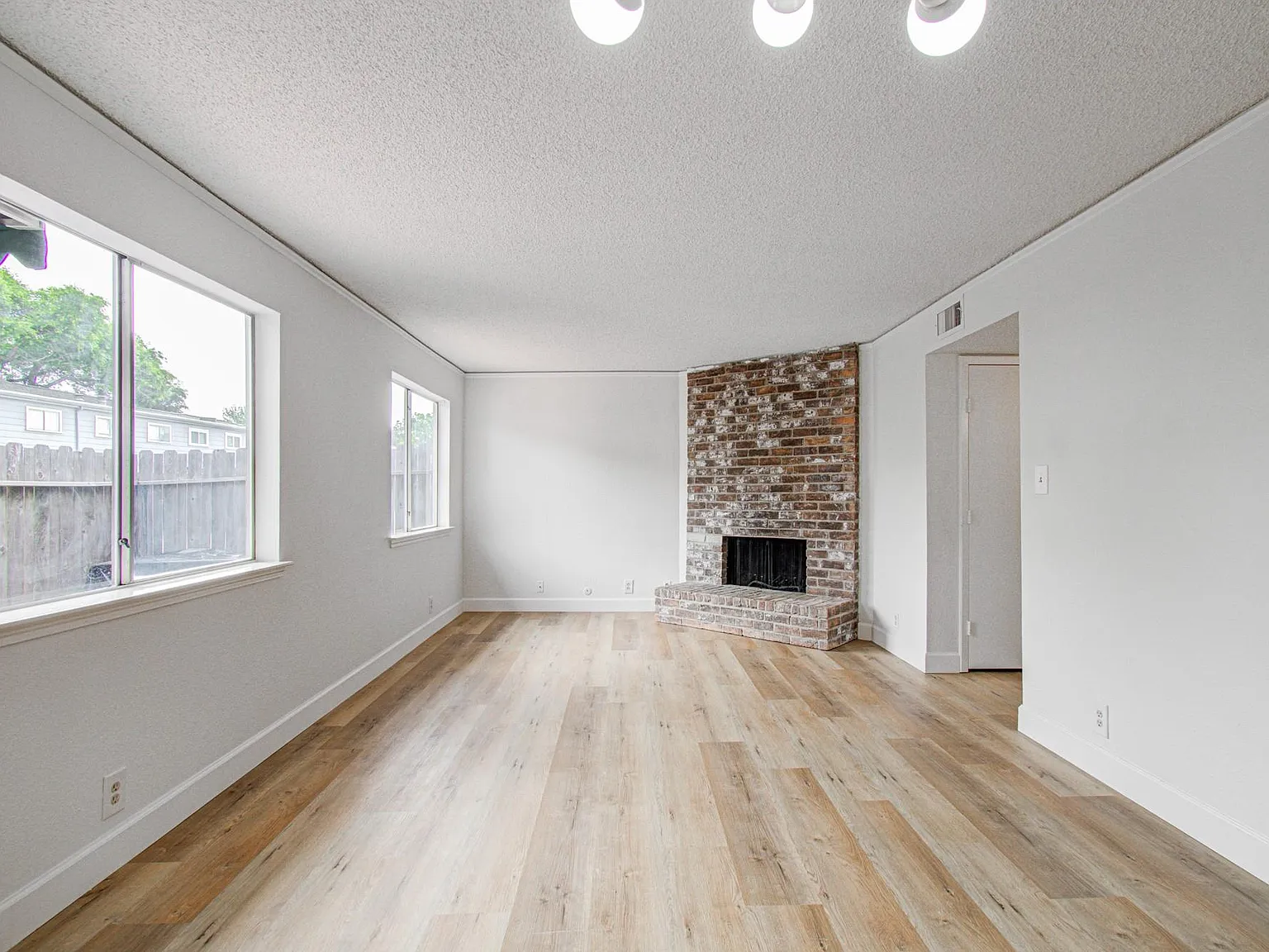 4 bed, 2.5 bath, 1686 sqft, $2,200 — Photo 2