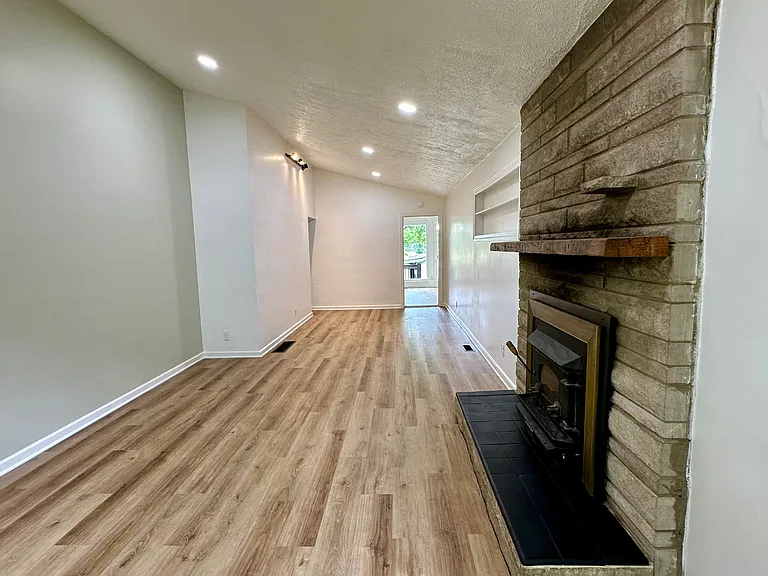 1889 Old Paris Rd — Photo 11