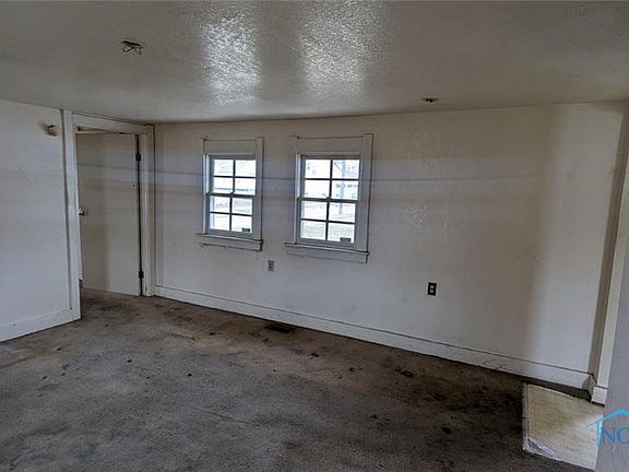 4th image of 743 Blum St