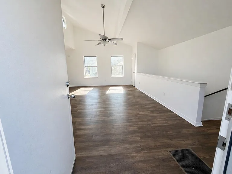 212 Lessin Ln #B — Photo 3