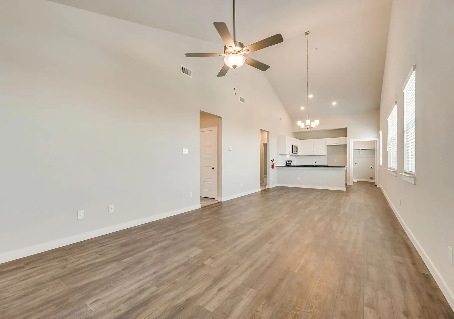 Available Now! Gorgeous 2 Bedroom 2 Bath Four Plex Located In Midlothian Isd! — Photo 4