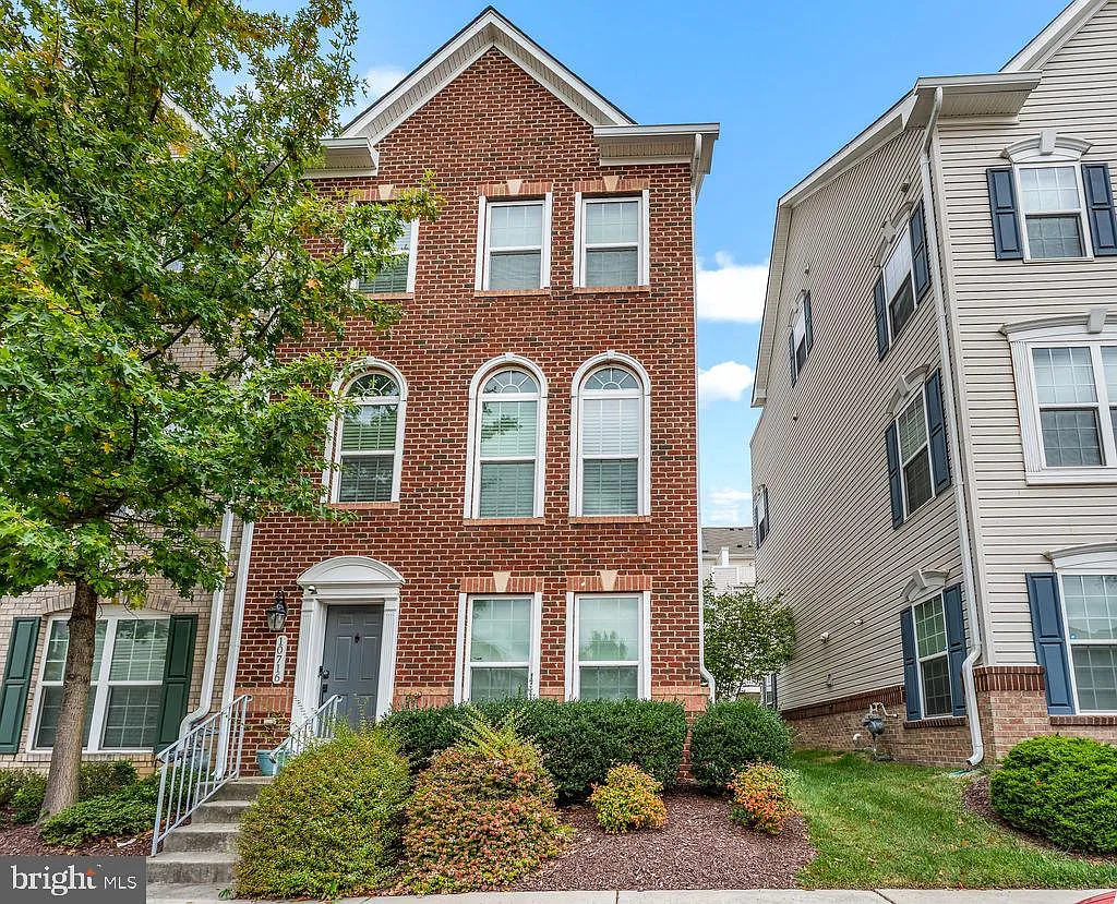 3 bed, 2.5 bath, 1600 sqft, $3,500 — Photo 1