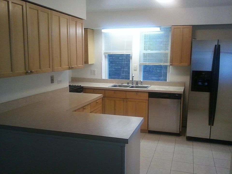Open kitchen w/stainless steel appliance