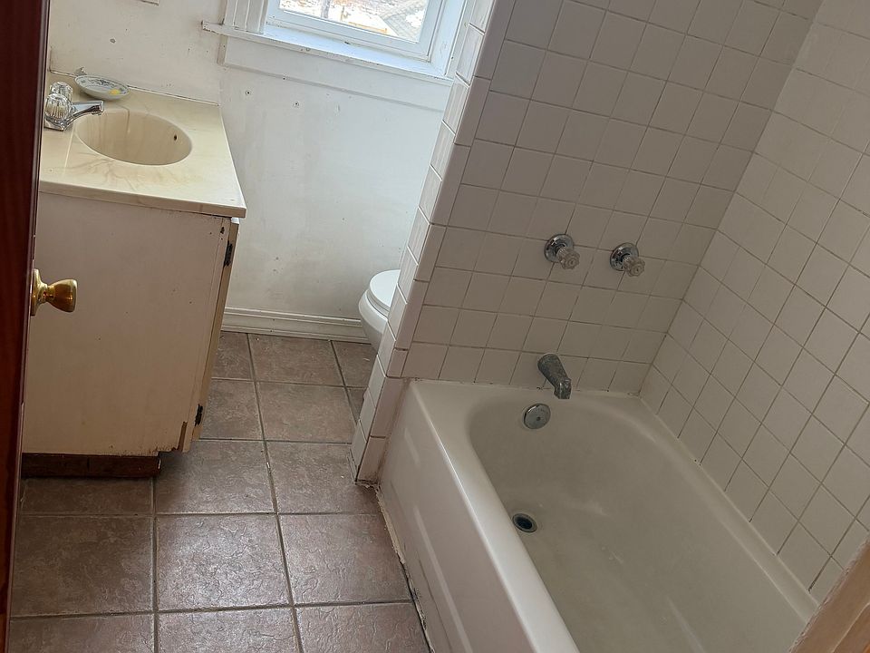 2nd image of 35 Potter St
