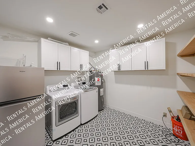 1909 E Indianola Ave — Photo 21