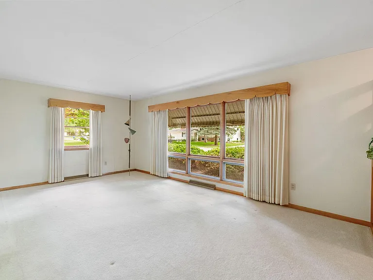1238 S Hill Dr — Photo 5