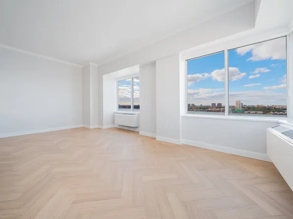 160 Riverside Boulevard image 3 of 21