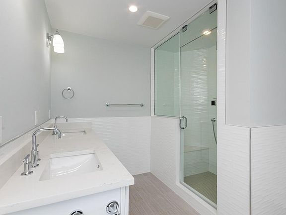 5th image of 15 Monmouth St