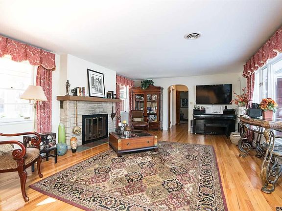 5th image of 16 Woodhill Ln