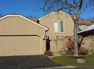 824 Oak Hill Rd, Lake Barrington, IL 60010