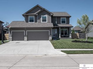 17208 Sunflower St, Bennington, NE 68007