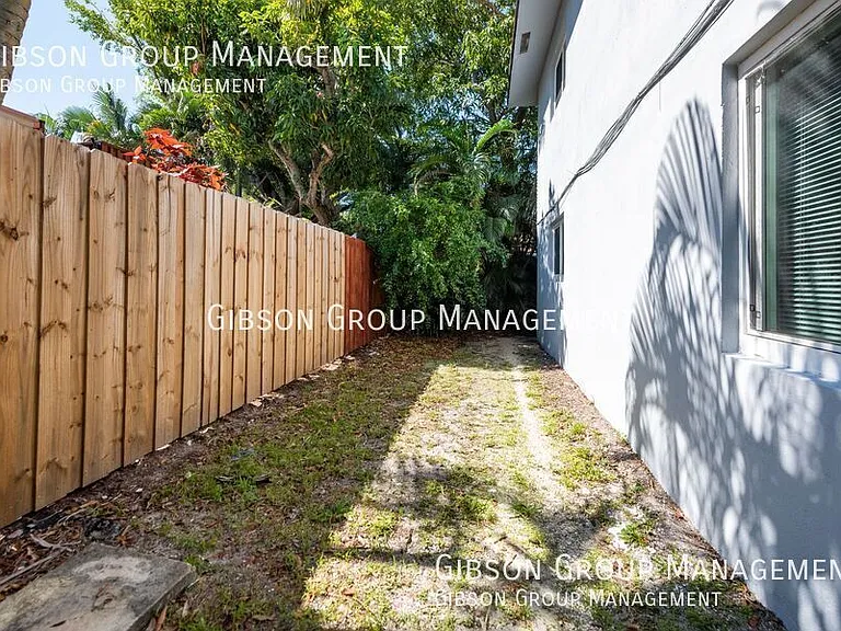 806 NE 16th Pl #4 — Photo 17