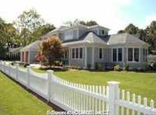18 Chapel Dr, Branford, CT 06405