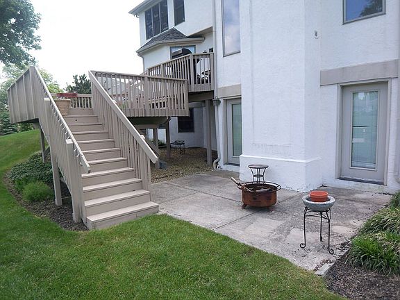 Multi- level deck w/patio