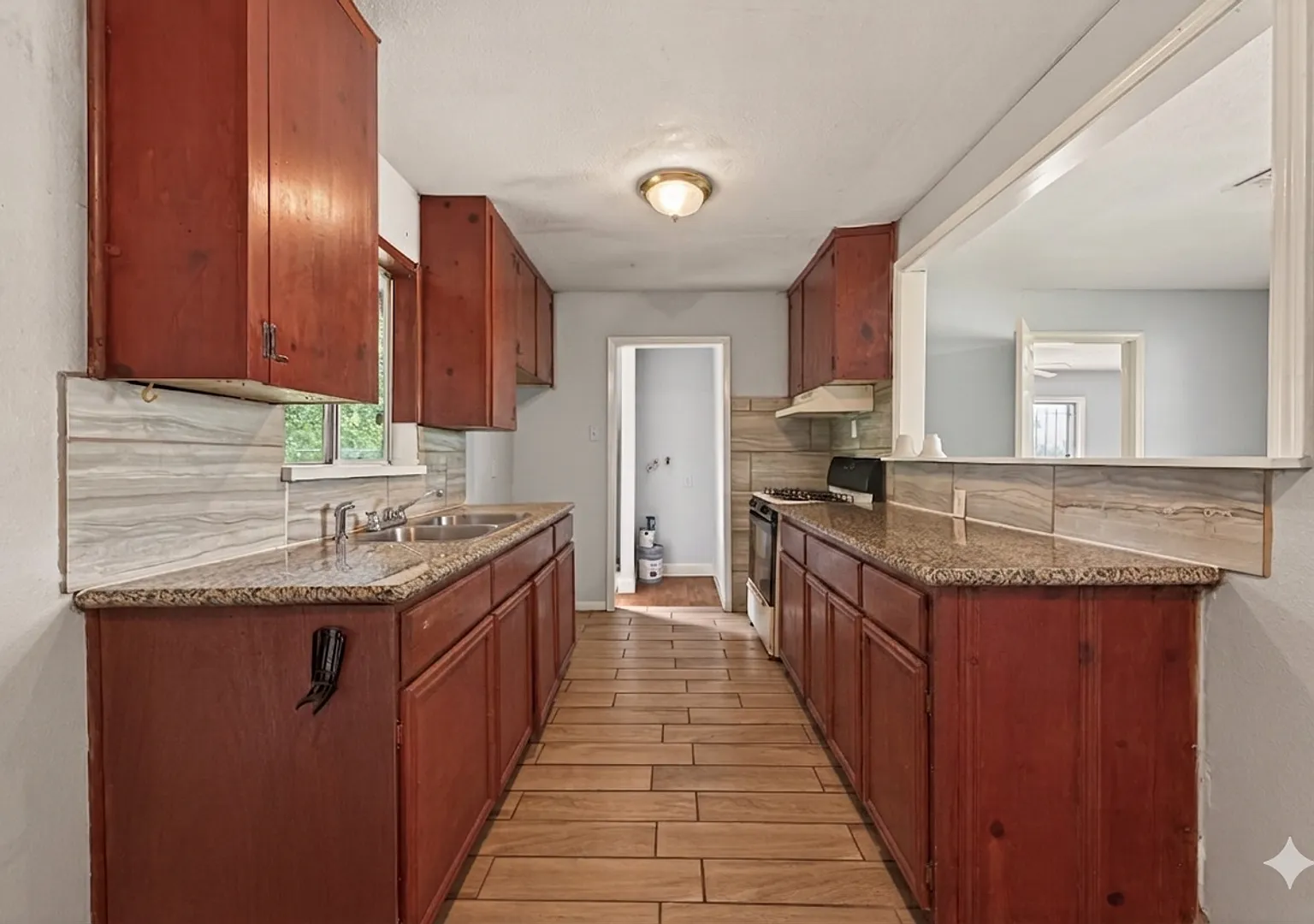 Spacious 4-Bedroom, 2-Bath Home Near Downtown Houston & Texas Medical Center — Photo 4