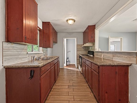 4th image of 10506 Buffum St
