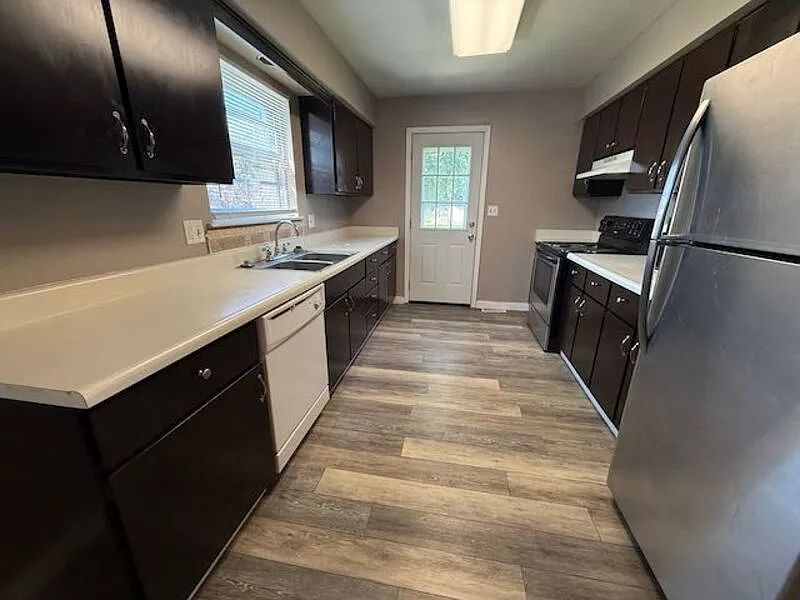 3 bed, 2.0 bath, 1200 sqft, $1,200 — Photo 4