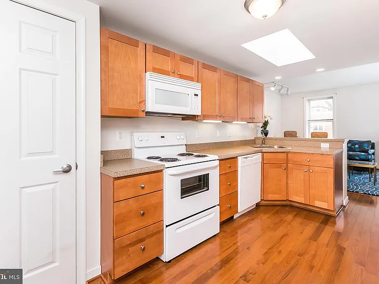 910 S Charles St #B — Photo 14